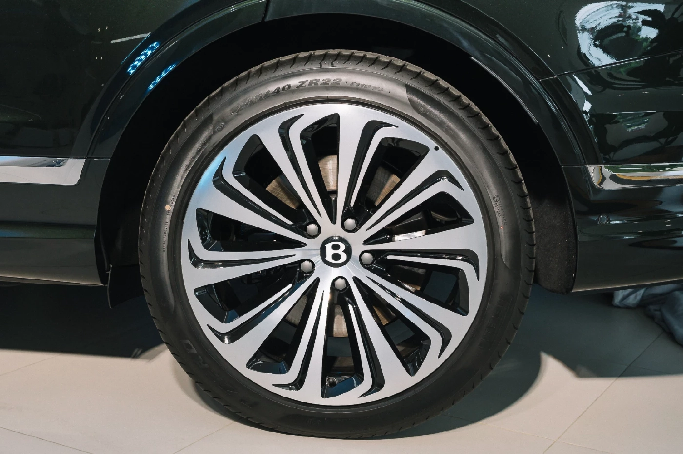 เริ่มต้น 22.6 ล้าน BENTAYGA EWB AZURE  อัครยนตรกรรมเอสยูวีสุดหรูของเบนท์ลีย์