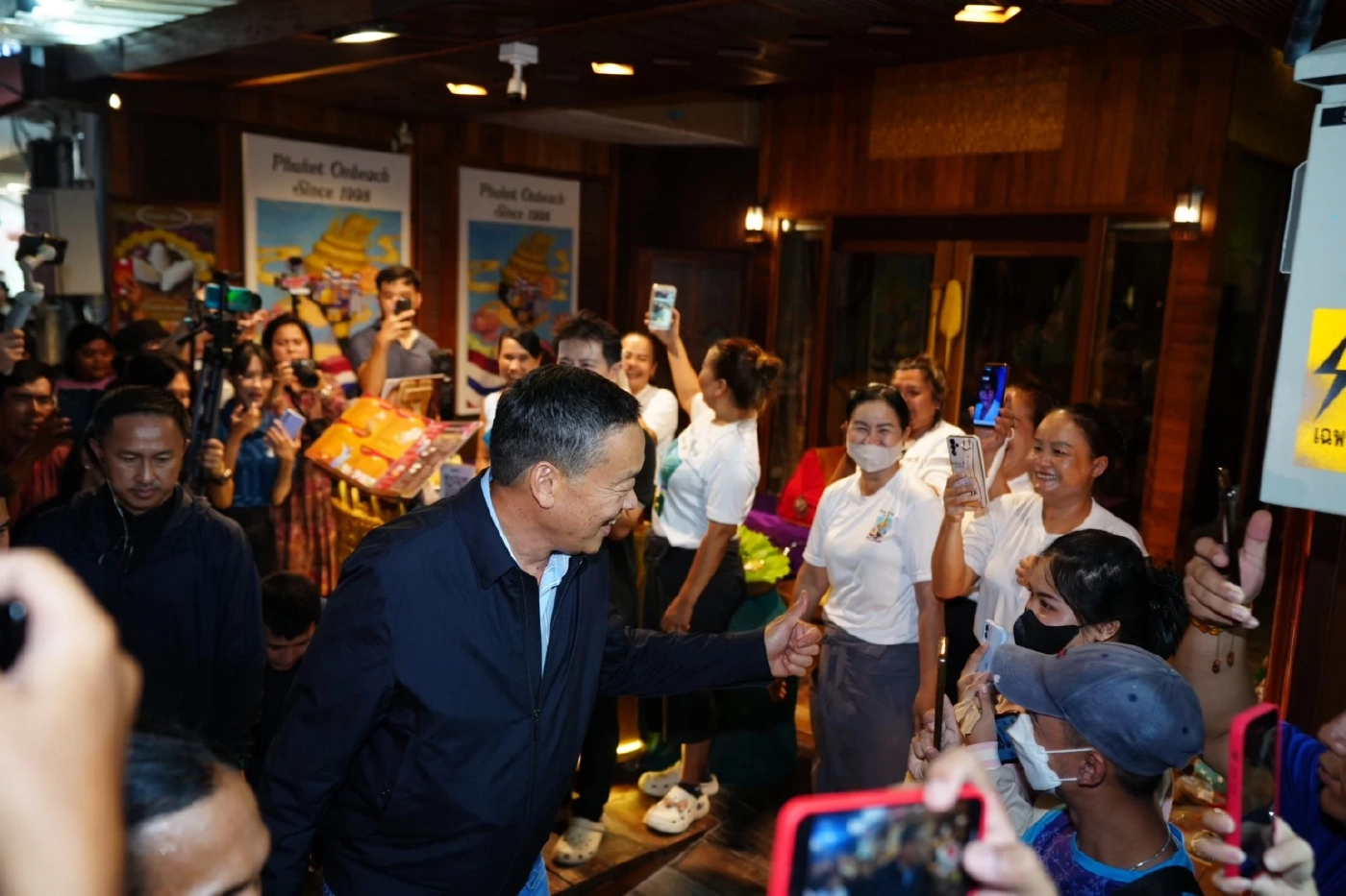 ป่าตองแตก! เศรษฐา สำรวจธุรกิจบันเทิงช่วงกลางคืน คนแห่เซลฟี่เพียบ