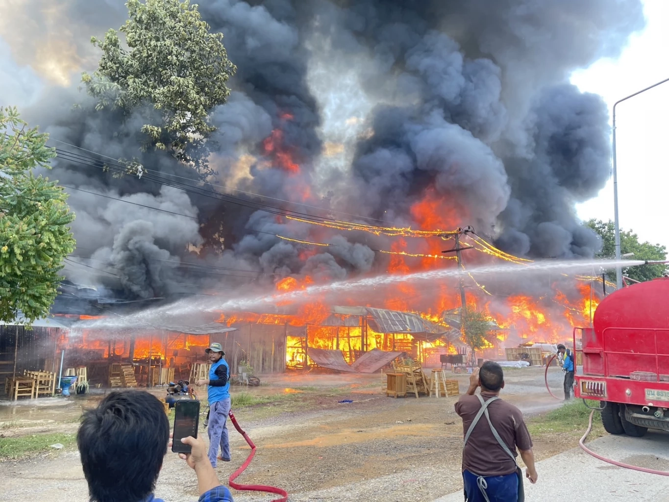 ไฟไหม้ร้านเฟอร์นิเจอร์ไม้สัก 12 คูหา อ.เด่นชัย เมืองแพร่ เสียหายนับล้าน