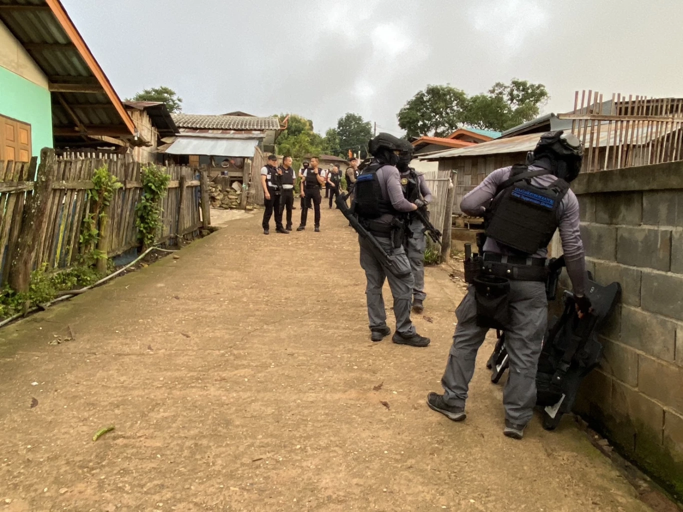 หนุมานกองปราบ บุกจู่โจม ปิดล้อมเมืองปาย ทลายเครือข่ายยาเสพติด