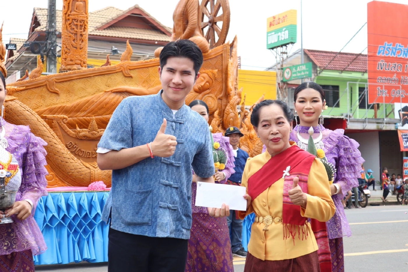"กังฟู วสวรรธน์"พร้อม 2 สส.อุบลฯร่วมแห่เทียนพรรษาส่งเสริมพระพุทธศาสนา