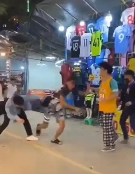 โจ๋เชียงรายดุ ยกพวกป่วนงานประจำปี จากงานส้มโอ กลายเป็นงานมวยวัด (มีคลิป)