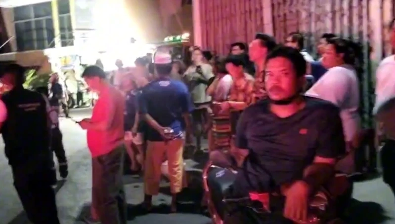 ไฟไหม้วอด "ตลาดเก่าอินทร์บุรี" เสียหาย 30 หลัง ยังไม่เจอเจ้าของบ้านต้นเพลิง