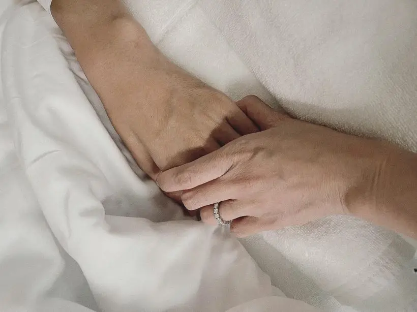 "ก้อย รัชวิน" โพสต์ภาพให้กำลังใจ"ตูน บอดี้สแลม" หลังเข้าผ่าตัดใหญ่