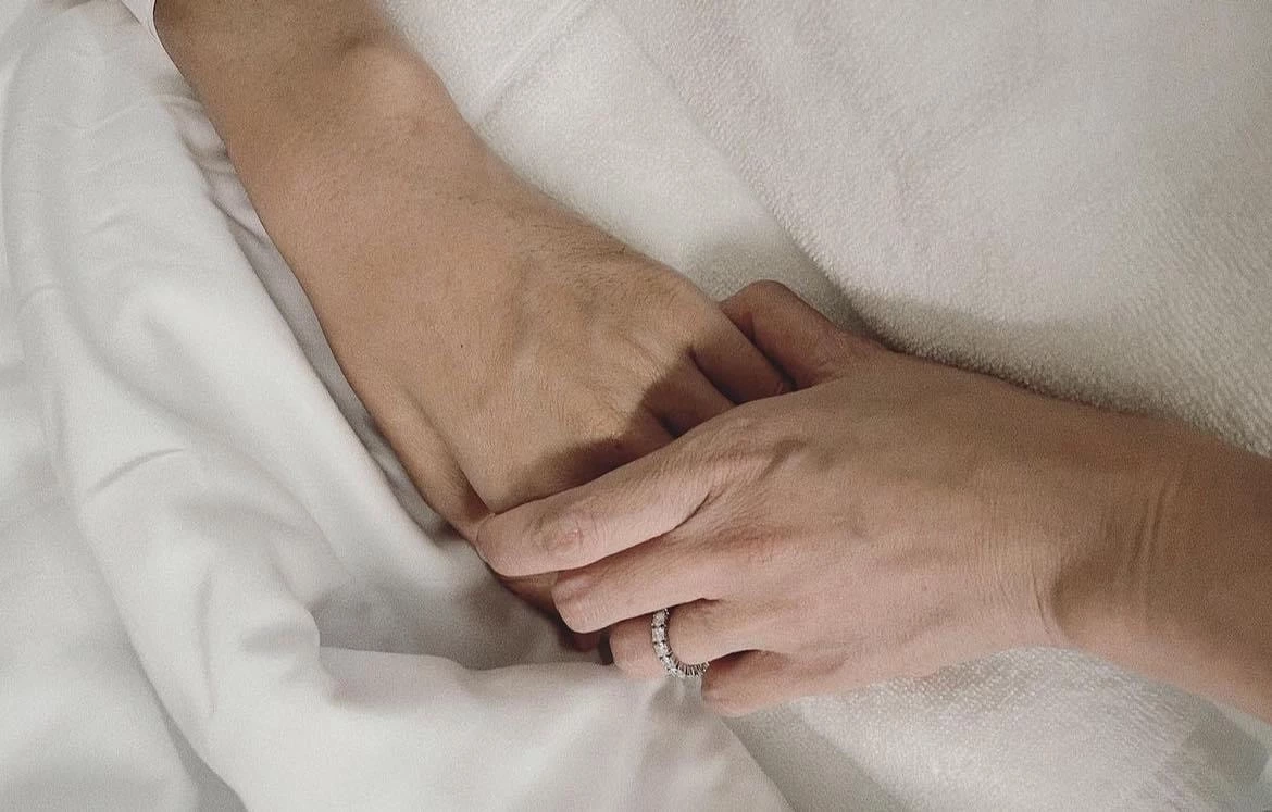 ซึ้งใจ "ก้อย รัชวิน" อุ้มท้องลูกคนที่สองดูแล "ตูน บอดี้สแลม" หลังผ่าตัดใหญ่