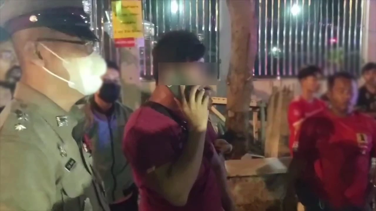 เปิดคลิปหนุ่มซิ่งกระบะ เบรกหมุนข้ามเลน ชนบิ๊กไบค์ดับ อีกคันรอดปาฏิหาริย์