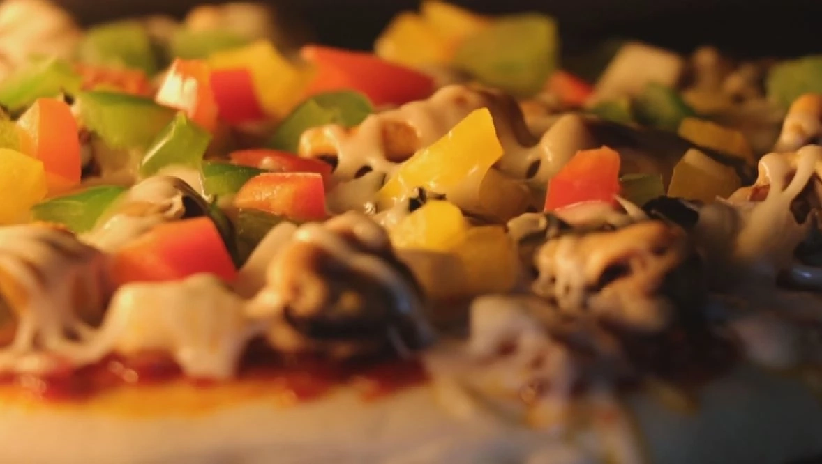 พานั่งชิล ชิมอาหารหลากเมนู ชมวิวกลางทุ่ง เพลิดเพลินดูนกกระจาบทองทำรัง