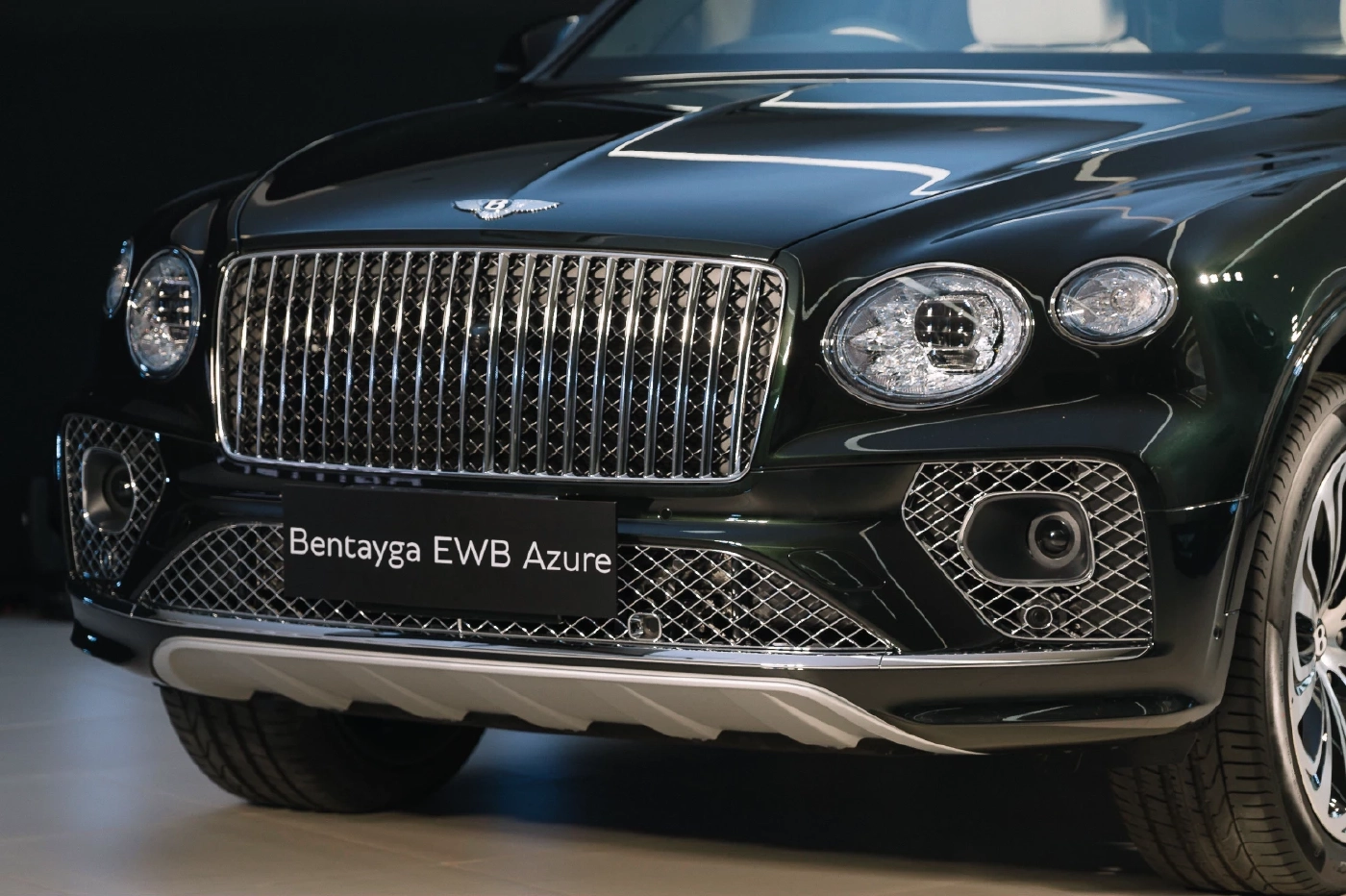 เริ่มต้น 22.6 ล้าน BENTAYGA EWB AZURE  อัครยนตรกรรมเอสยูวีสุดหรูของเบนท์ลีย์