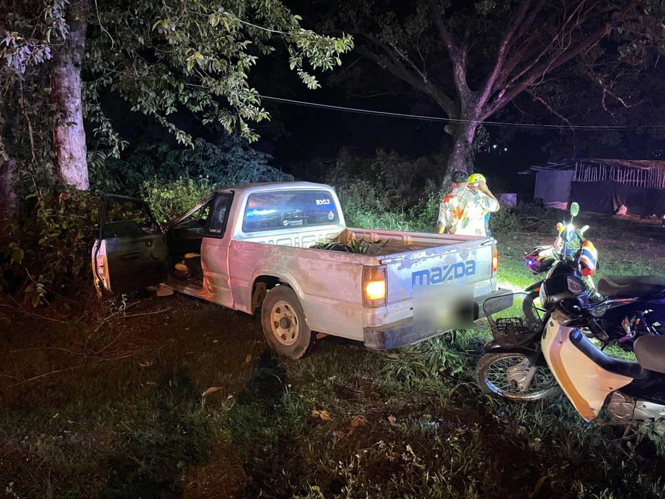 ต้นไม้ล้มขวางถนน รถชาวบ้านพุ่งชน ดับ 1 สาหัส 2 รองผู้ว่าฯ อุตรดิตถ์ รอดหวุดหวิด