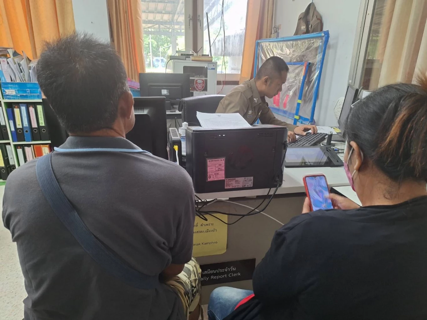 เปิดคลิป ล็อกตัว"เสี่ยเต้นท์รถ" หลอกเชิดรถ 200 คดี ชาวบ้านบุกค้านประกันตัว