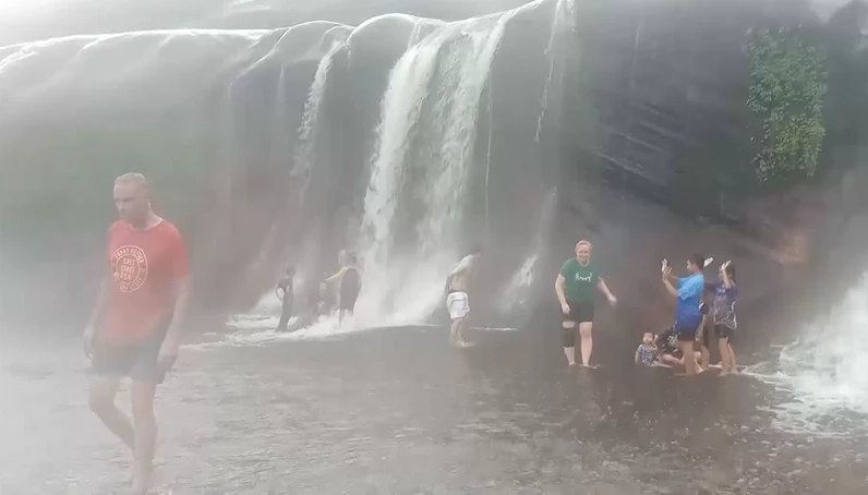 ระทึก! เปิดคลิปนาที น้ำป่าไหลทะลัก "น้ำตกถ้ำพระ" นทท.หนีตายจ้าละหวั่น