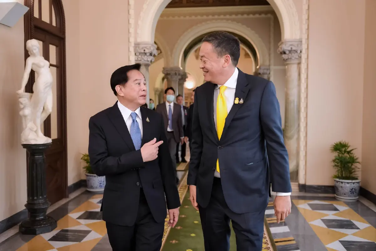 "พล.อ.ประยุทธ์-เศรษฐา" ชื่นมื่นควงแขนกันชมตึกไทยคู่ฟ้า (มีคลิป)