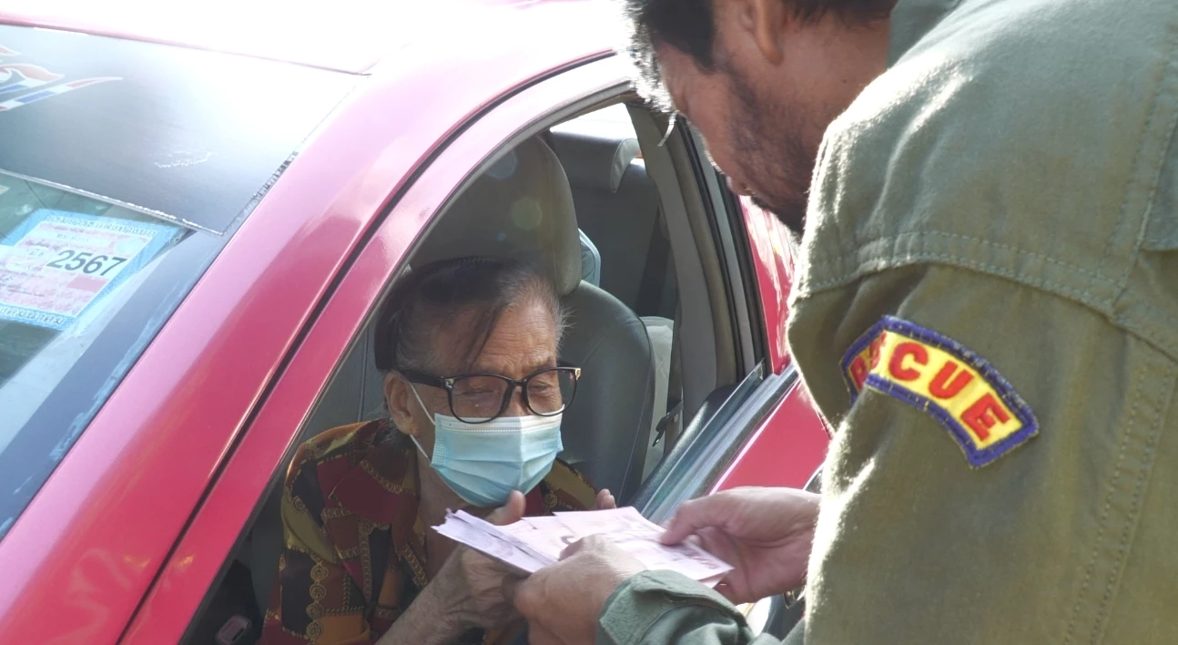 "ร่วมกตัญญู"แจกเงินแท็กซี่ "วันแม่แห่งชาติ" 500 บาท พาแม่มาด้วยแจกเพิ่ม 300