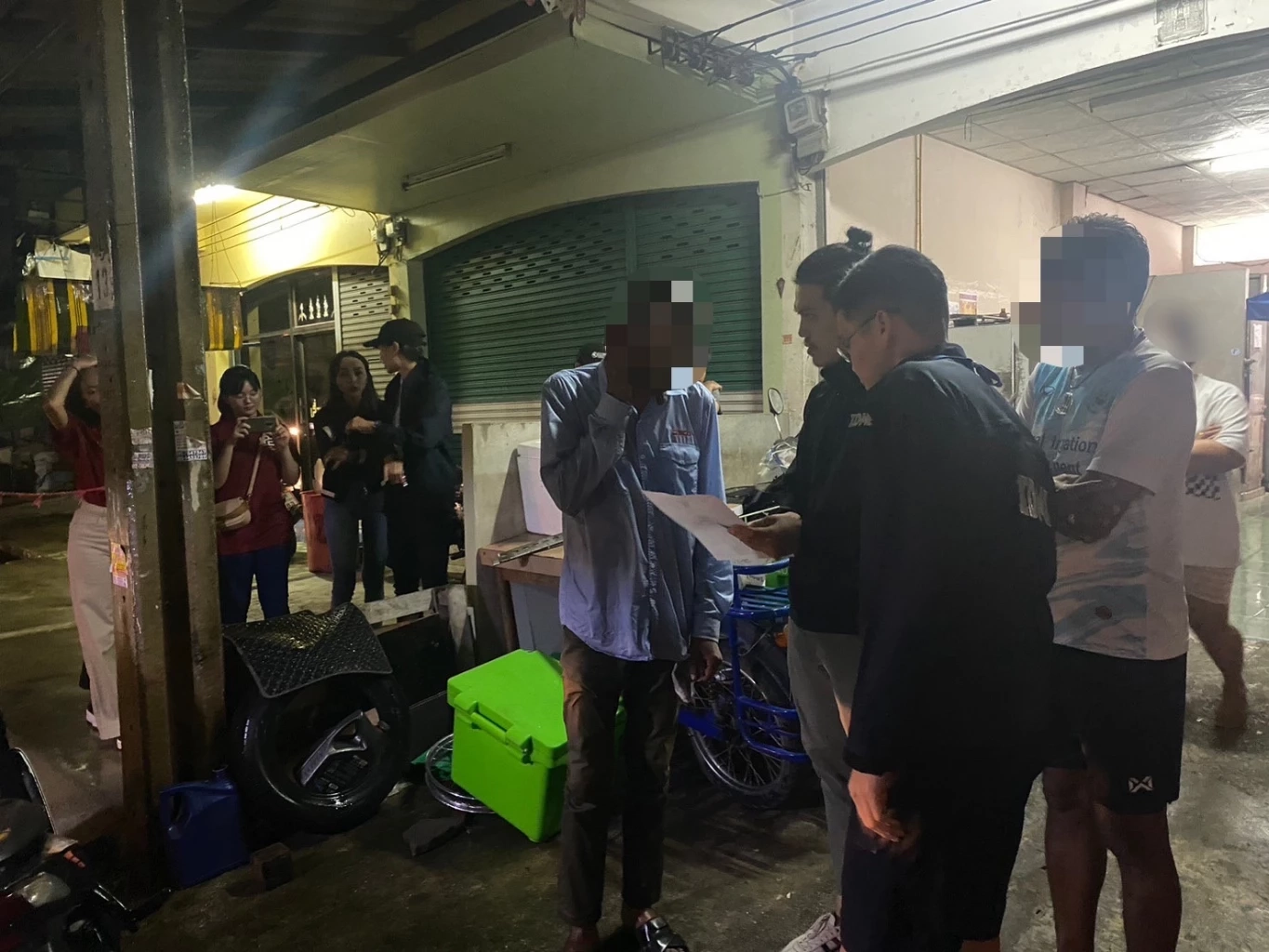 หนุ่มเมาหื่น คว้ามีดจี้ขืนใจ “ลูกสาวนายจ้าง” อ้างทำไปเพราะรัก