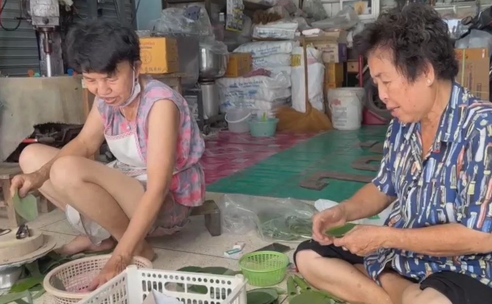 แม่ค้าเร่งทำขนมเข่ง-ขนมเทียนขาย รับสารทจีน แม้ต้นทุนสูงขึ้น แต่ยังขายราคาเดิม