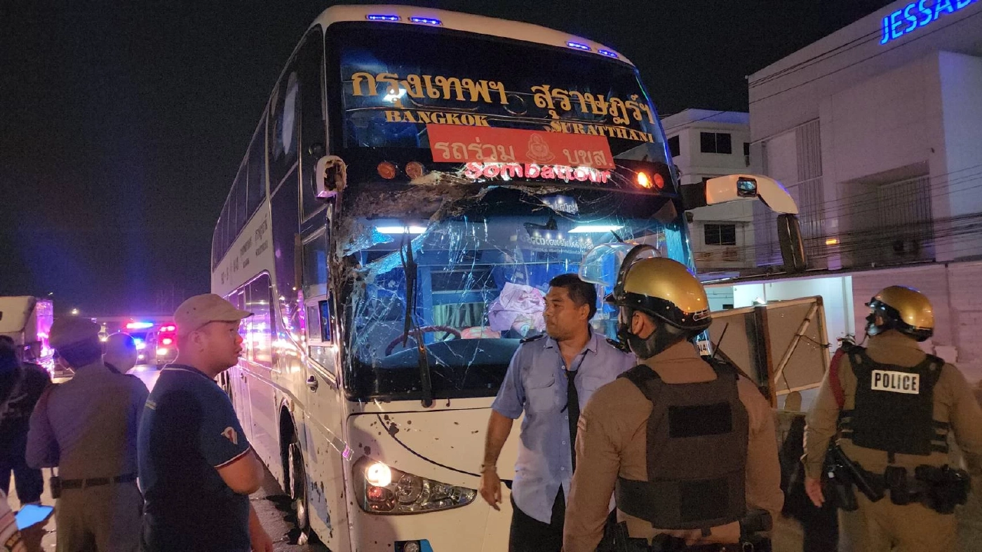 ระทึก"ถนนพระราม 2" ตะขอเหล็ก"รถแบคโฮ"หลุด ขี้ปูนตกใส่รถทัวร์ คนขับบาดเจ็บ