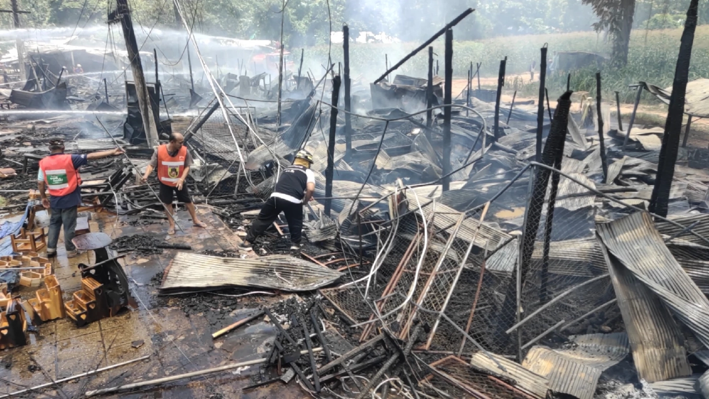 ไฟไหม้ร้านเฟอร์นิเจอร์ไม้สัก 12 คูหา อ.เด่นชัย เมืองแพร่ เสียหายนับล้าน