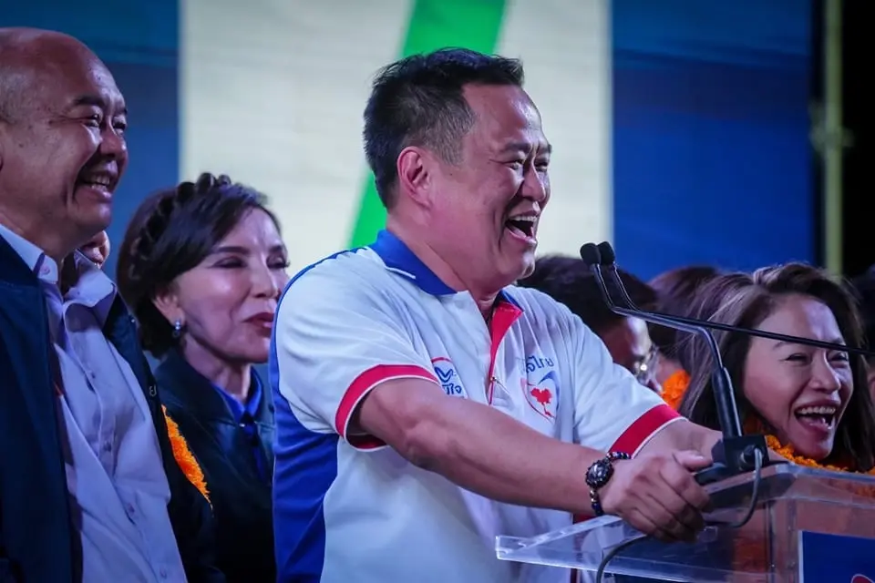 อนุทิน ชาญวีรกูล  หัวหน้าพรรคภูมิใจไทย และว่าที่รองนายกฯและ รมว.มหาดไทย