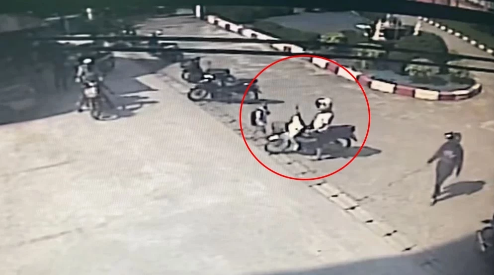 ครูนักเรียนร่วมกันยืนไว้อาลัย อนุบาล 3 ถูกอุ้มสังหารโหด ล้อมคอกกันเหตุซ้ำ