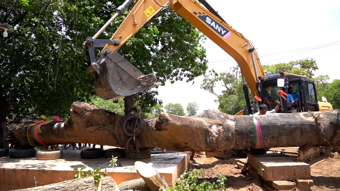 อัญเชิญ"แม่ตะเคียนแก้ว" นำขึ้นจากแม่น้ำเจ้าพระยา ชาวบ้านแห่ส่องเลขเด็ด