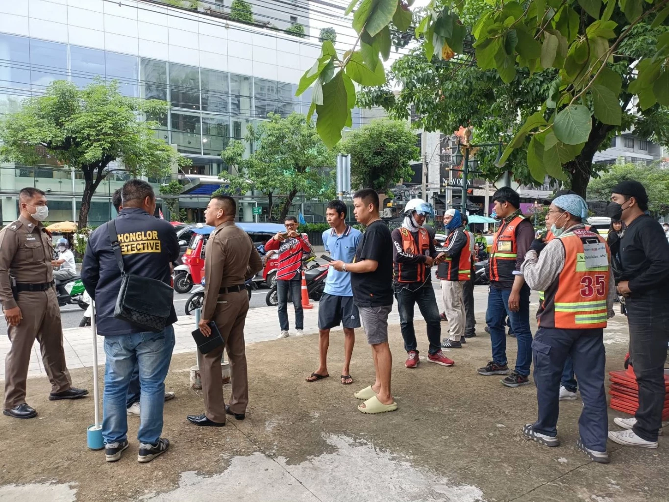 แจ้งข้อหา หนุ่มซิ่งเบนซ์ เมากร่างชักปืนขู่-ทำร้ายวิน จยย. กลางซอยทองหล่อ