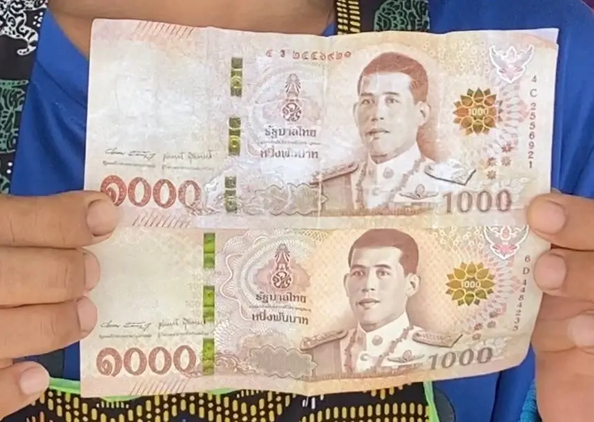 แบงก์ 1,000 บาท ด้านบนแบงก์จริง ด้านล่าง แบงก์ปลอม