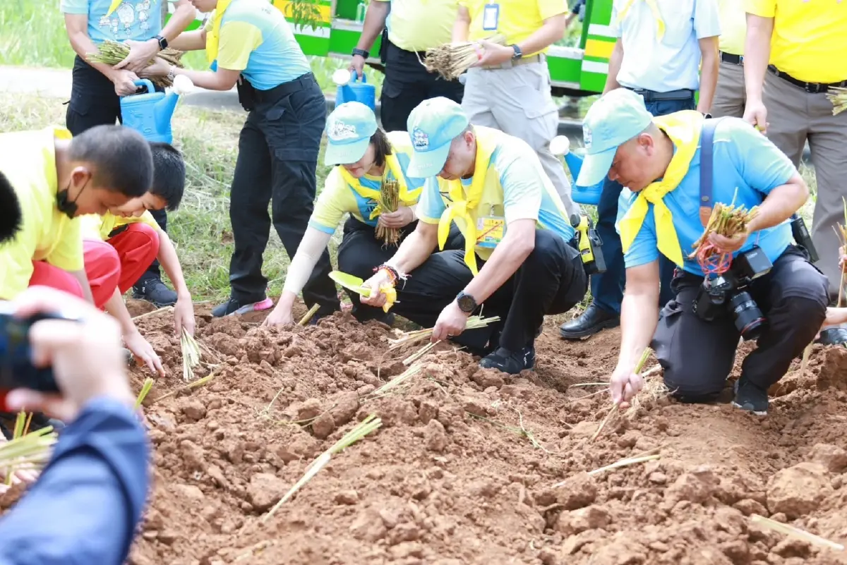 รอง ผบ.ตร. นำเยาวชน แปรอักษรรักแม่ วันเฉลิมพระชนมพรรษา 12 สิงหาคม
