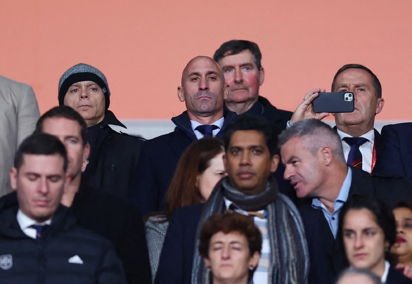 'รูเบียเลส' ยันไม่ลาออก หลังถูกวิพากษ์วิจารณ์ 'จูบ' นักเตะหญิง