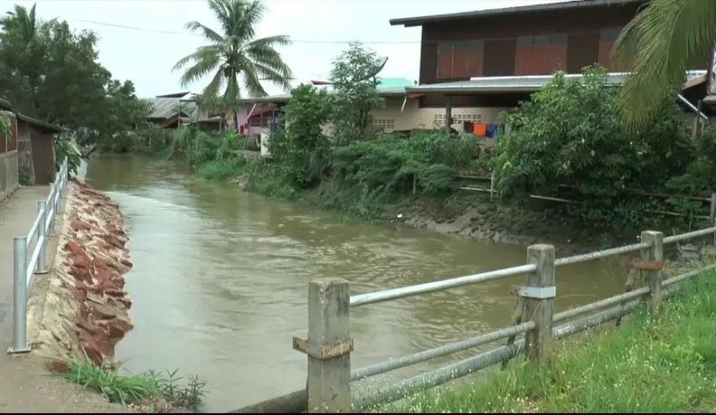 เปิดคลิป น้ำป่า "ภูลังกา" ทะลักท่วมหมู่บ้านเชิงเขา ชาวบ้านขนของแทบไม่ทัน