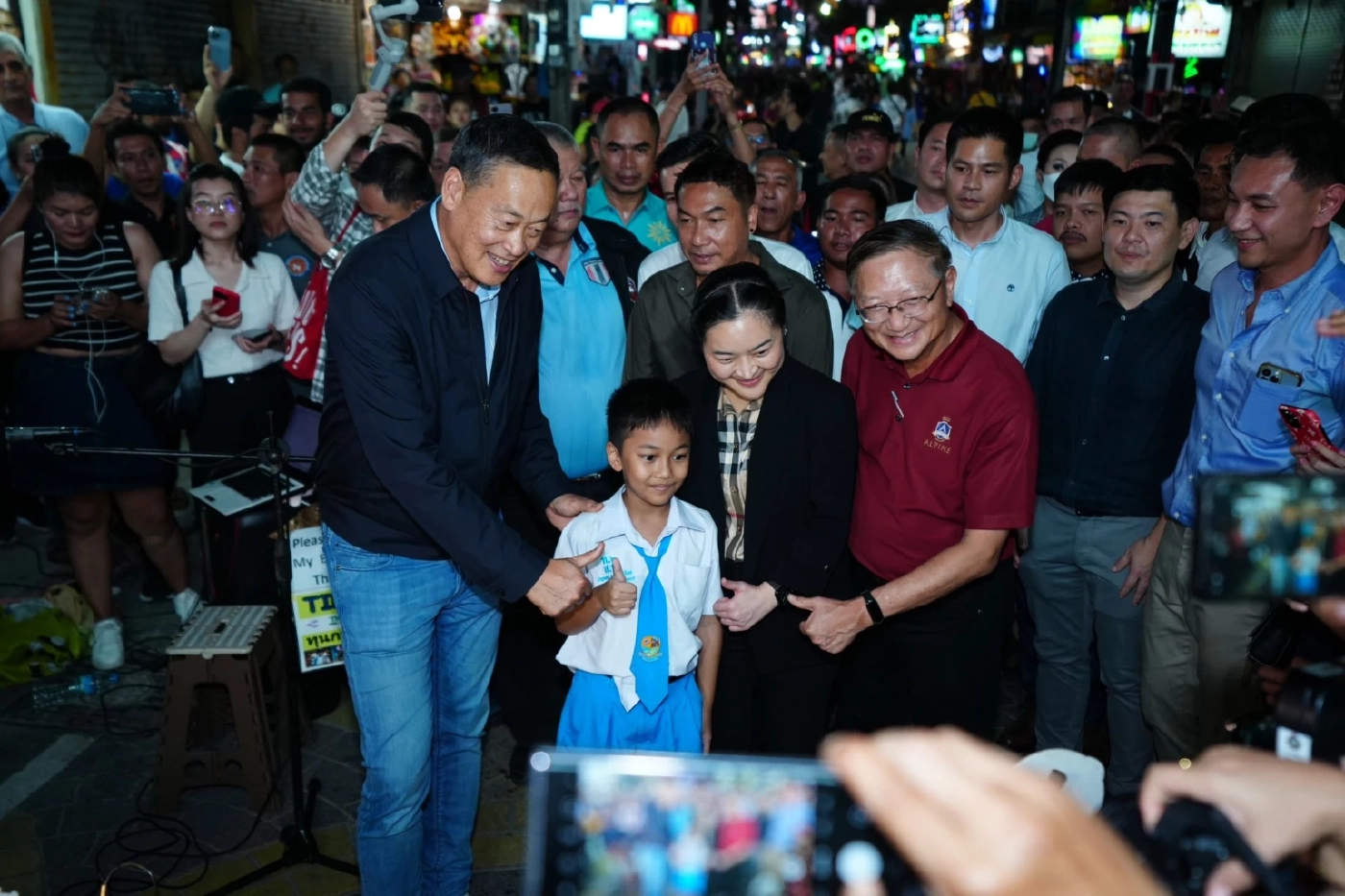 ป่าตองแตก! เศรษฐา สำรวจธุรกิจบันเทิงช่วงกลางคืน คนแห่เซลฟี่เพียบ