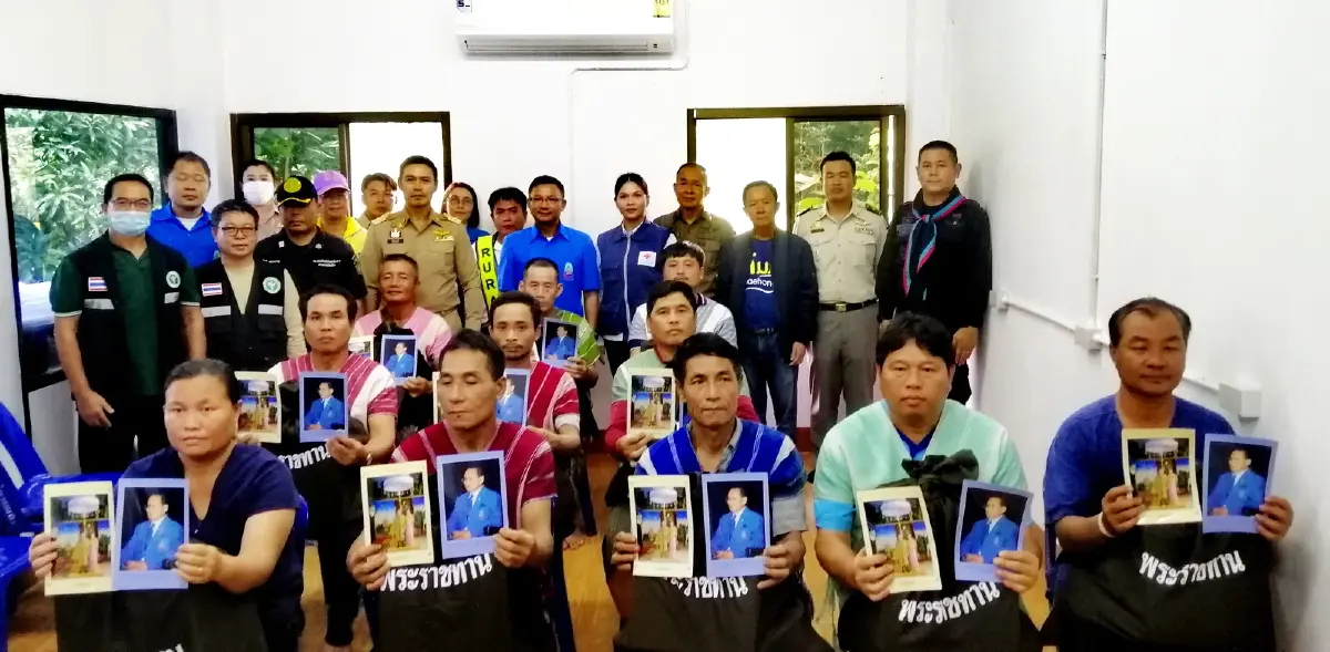 เปิดทางเข้าสบเมย มอบสิ่งของพระราชทานให้กับผู้ประสบภัยน้ำป่า-โคลนถล่ม