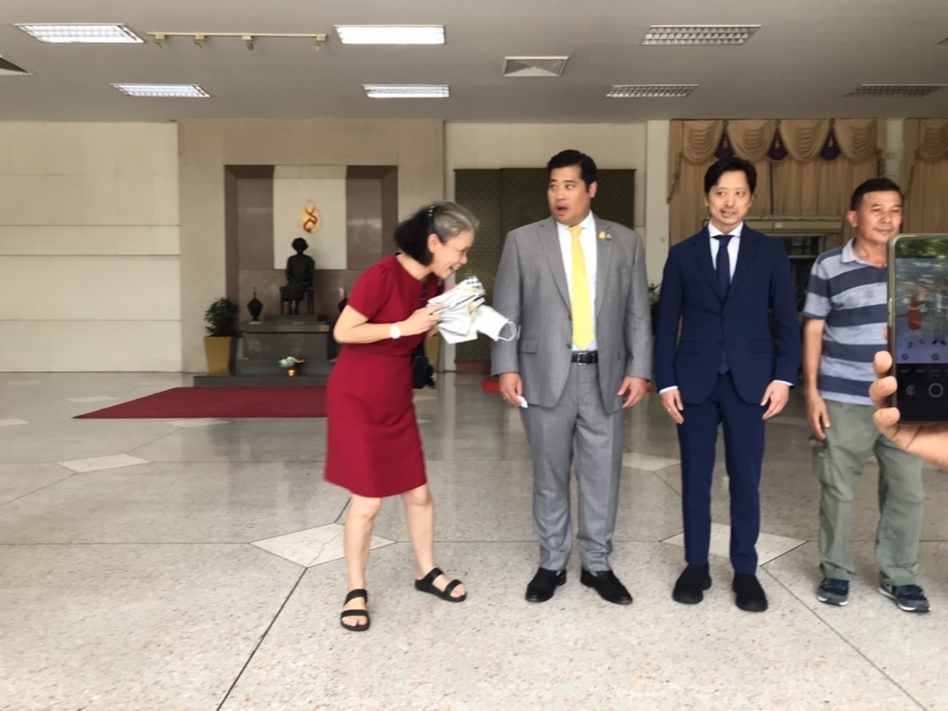  "ท่านอ้น-วัชเรศร วิวัชรวงศ์" และ "ท่านอ่อง-นายแพทย์จักรีวัชร วิวัชรวงศ์" และคณะ เดินทางมาที่อาคาร 100 ปีสมเด็จพระศรีนครินทร์ โรงพยาบาลศิริราช โดยมีผู้บริหารระดับสูงของรพ. ให้การต้อนรับ : ขอบคุณภาพจากเพจ วินาทีชั่วโมงข่าว 