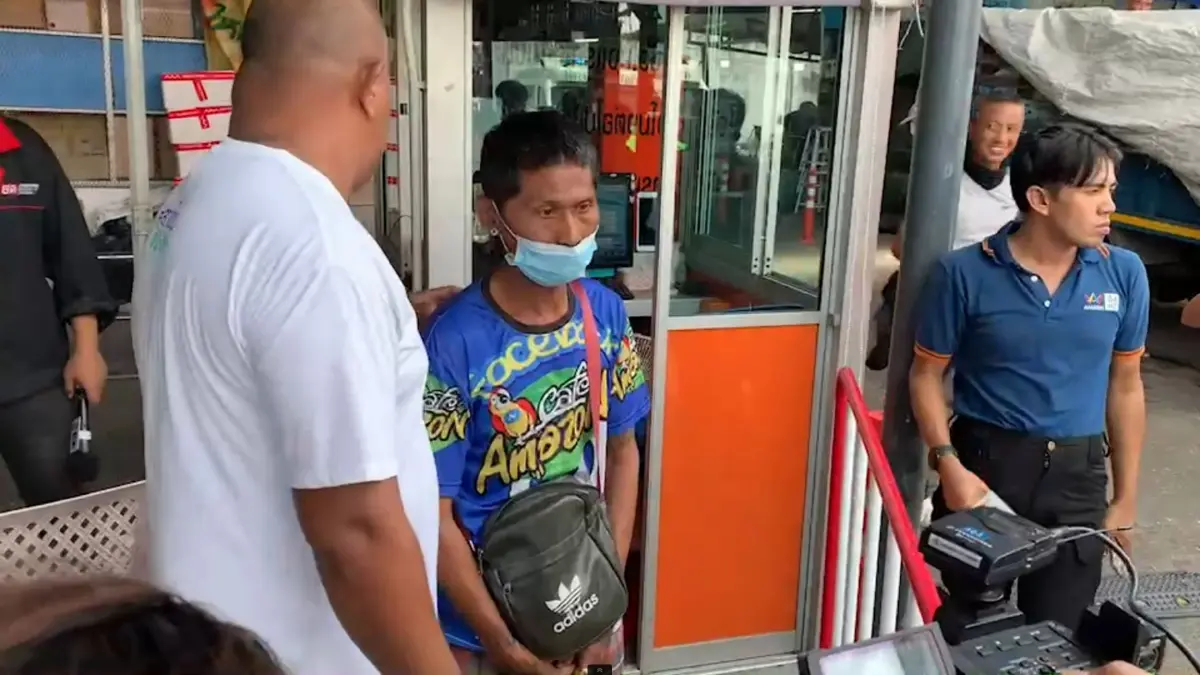 พนง.ลานจอดรถ ชี้จุด "เทศกิจ-ลูกชาย" รุมทำร้าย ทางเข้าตลาดดัง