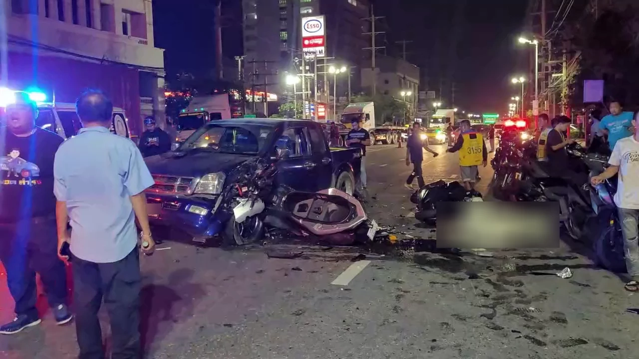 กระบะแต่งซิ่ง เลี้ยวตัดหน้า ก๊วนจยย.พุ่งชนกลางลำ 5 คันรวด ดับ 1 สาหัส 4