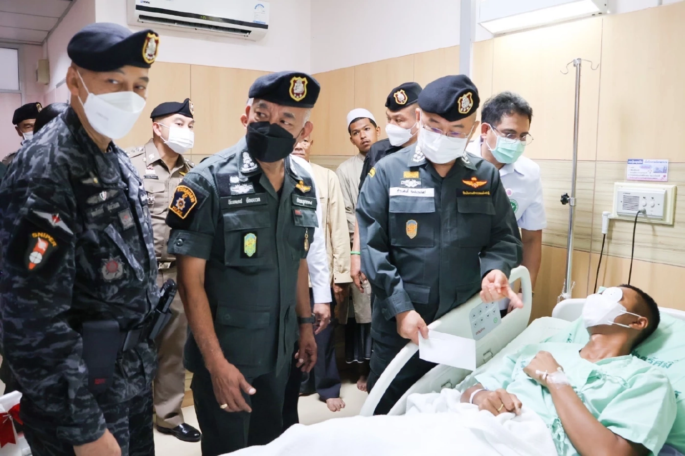 ผบ.ตร.-รองฯต่อศักดิ์ บินลงใต้ ตรวจเยี่ยม-ให้กำลังใจ ครอบครัว ตร.ยะรัง