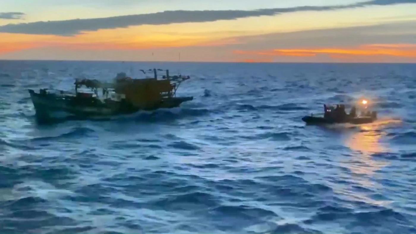 เปิดคลิป ตำรวจน้ำสงขลา ไล่ล่าเรือประมงเวียดนาม ทำประมงผิดกฎหมาย