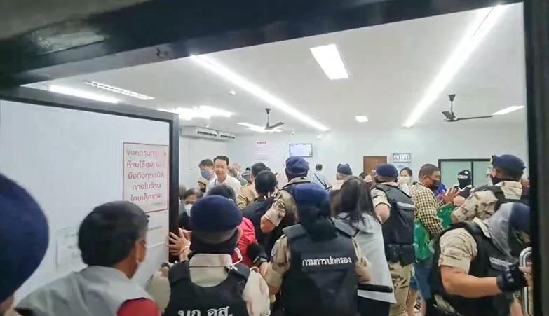 เปิดคลิป ฝ่ายปกครอง บุกทลาย "บ่อน" กลางเมืองเชียงใหม่ รวบผีพนันนับร้อย