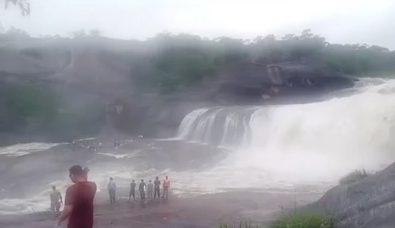 ระทึก! เปิดคลิปนาที น้ำป่าไหลทะลัก "น้ำตกถ้ำพระ" นทท.หนีตายจ้าละหวั่น