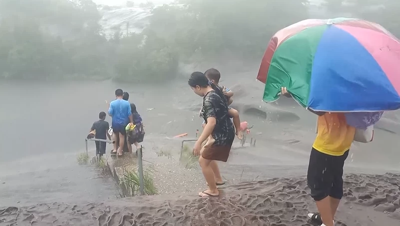 ระทึก! เปิดคลิปนาที น้ำป่าไหลทะลัก "น้ำตกถ้ำพระ" นทท.หนีตายจ้าละหวั่น