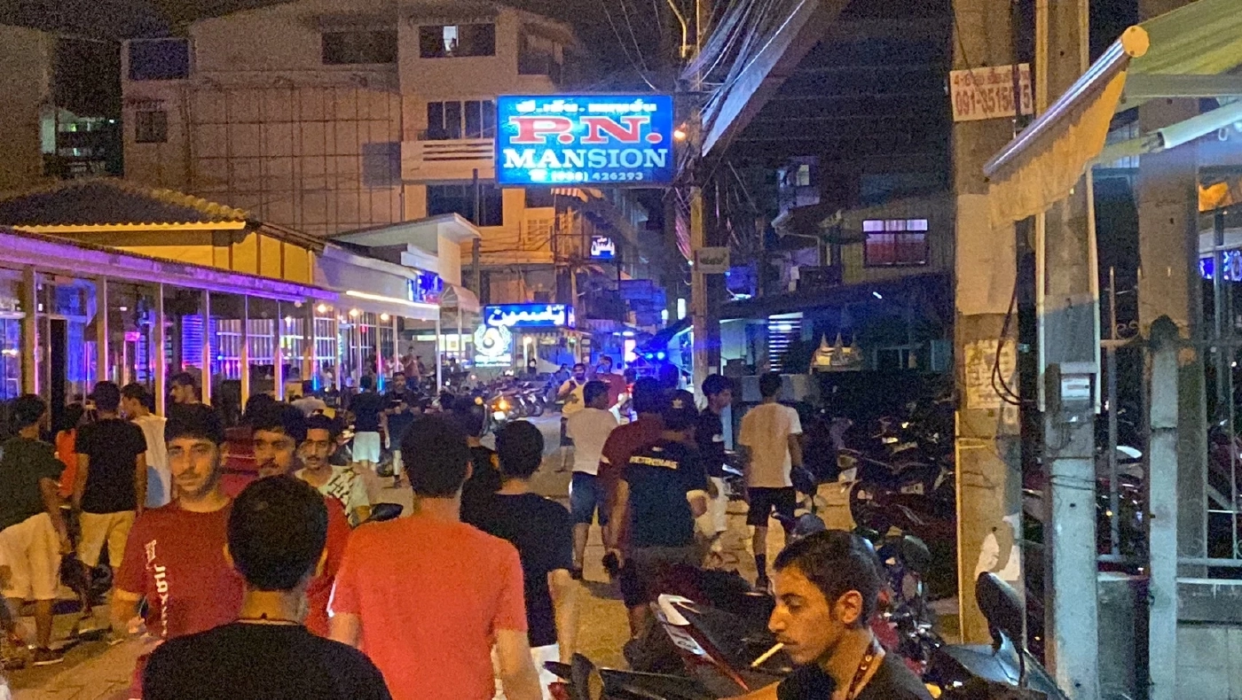 แก๊งคูเวตนับ 100 ล้อมขวางกู้ภัยฯ ขณะช่วยเหลือเพื่อนร่วมชาติ แว้น จยย. ล้มเจ็บ