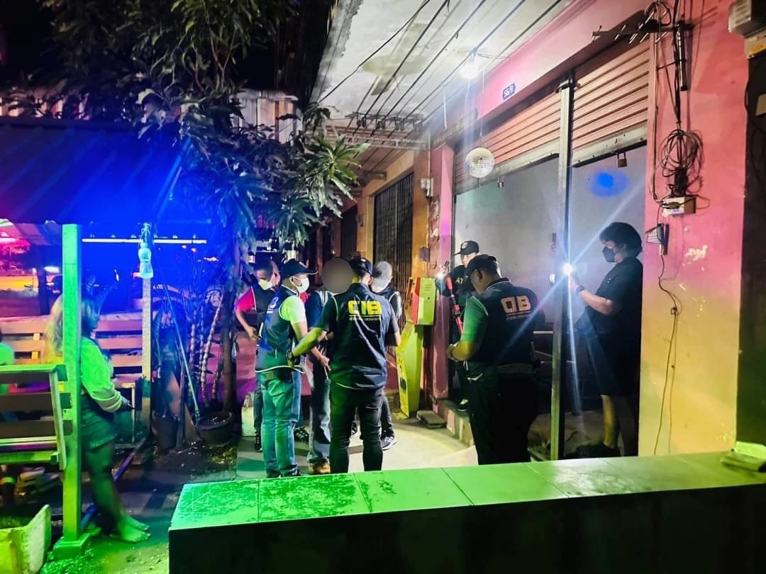 ตร.ปคม.รวบ อดีตคนมีสี เปิดคาราโอเกะแฝงค้ากามเด็ก กลางเมืองชุมพร