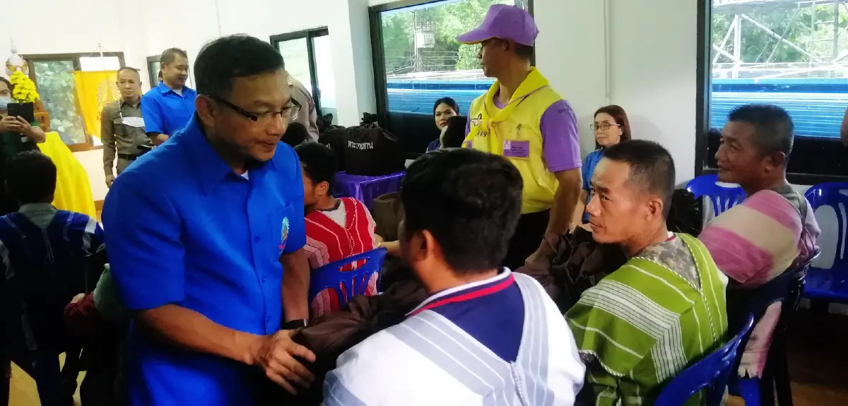 เปิดทางเข้าสบเมย มอบสิ่งของพระราชทานให้กับผู้ประสบภัยน้ำป่า-โคลนถล่ม