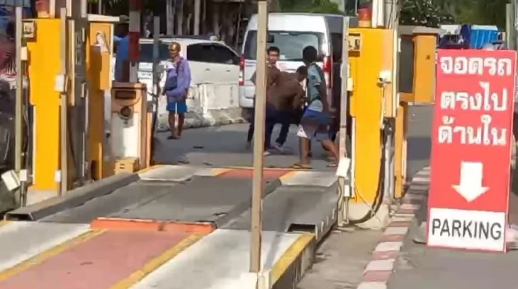 นักท่องเที่ยวแตกตื่น กลุ่มคนเชียร์แขกลงเรือ ยกพวกตีกันกลางแหลมบาลีฮาย