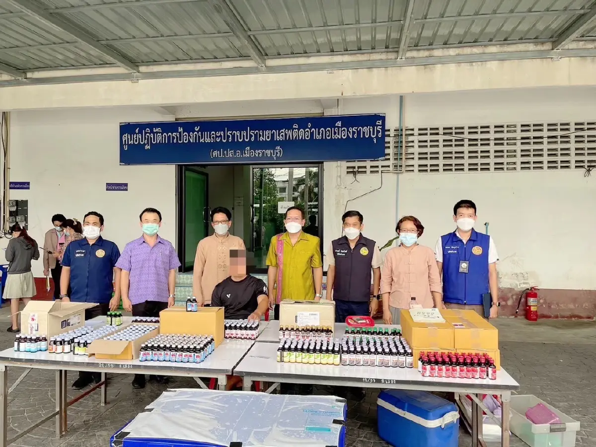 บุกจับพ่อค้าหัวใส ขายน้ำ 4X100 พร้อมกัญชาอัดแท่ง ริมถนน แบบโจ๋งครึ่ม