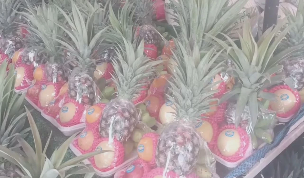 แม่ค้าจัดชุดผลไม้มงคล เป็นทางเลือก รับวันสารทจีน 2566