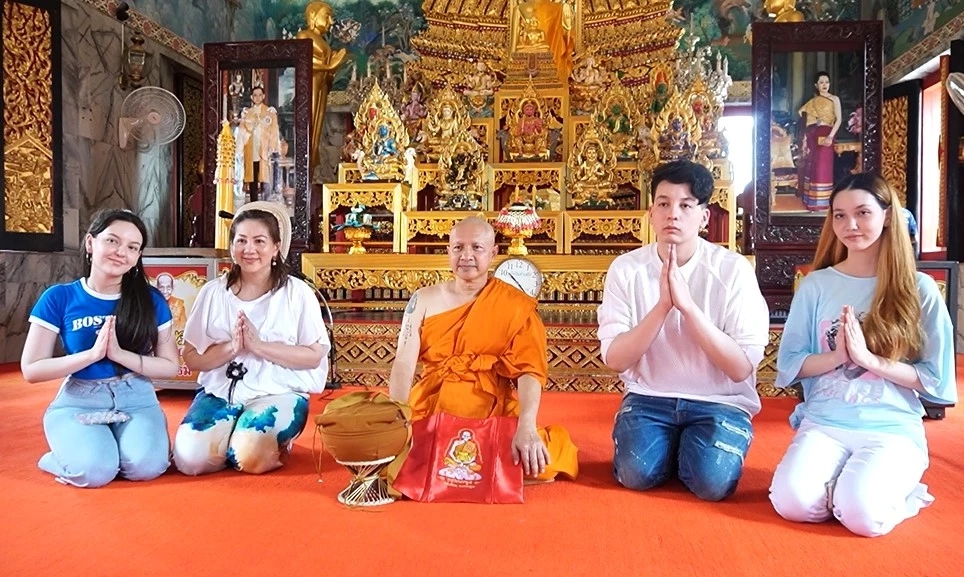 "กระรอก เชิญยิ้ม" ถือฤกษ์ดีวันแม่ โกนหัวบวชแก้บน หลังหายจากอาการป่วย