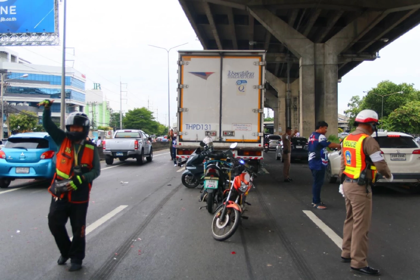 รถขนส่งไปรษณีย์เบรกไม่อยู่ ชนระนาว 4 คัน บาดเจ็บ 7 ราย