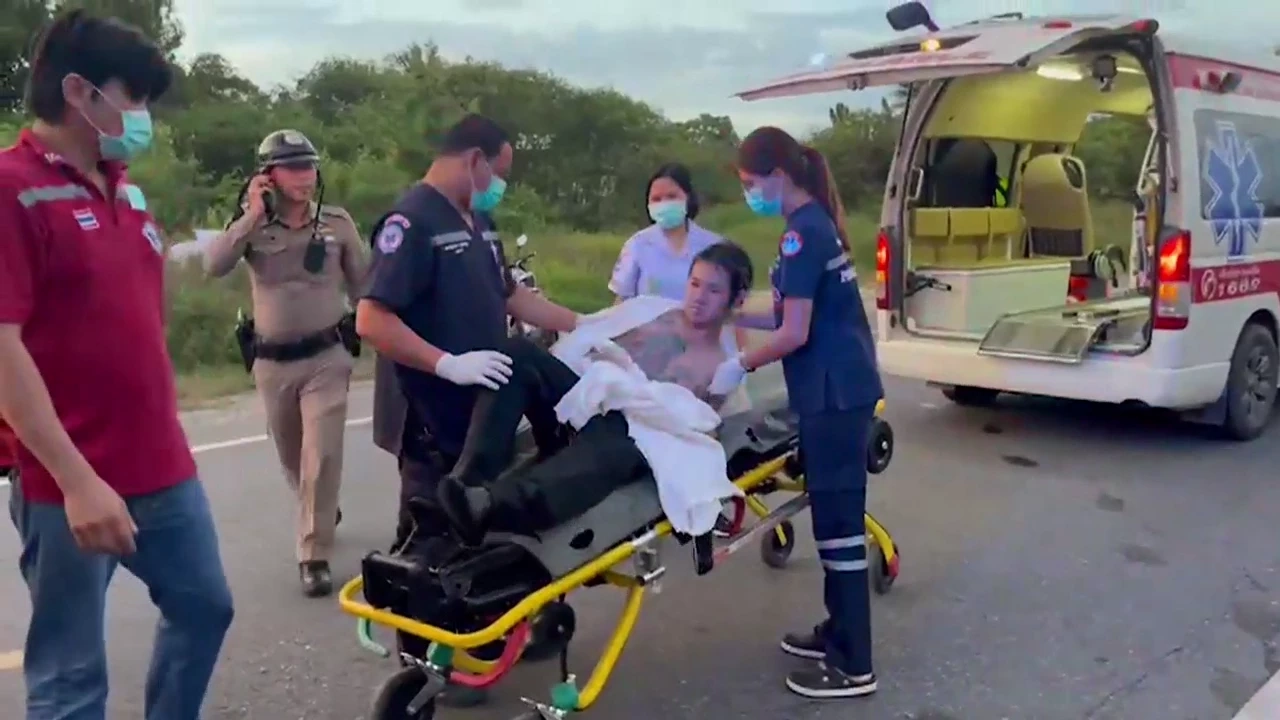 นาทีชีวิต! กู้ภัยกระโดดลงคลอง ทุบกระจกรถยนต์ ช่วยหนุ่มวูบหมดสติ