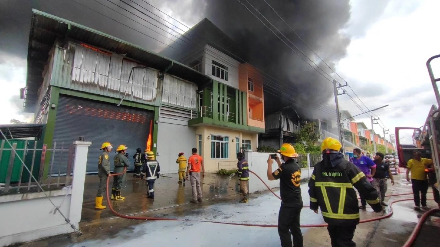 ระทึก! ไฟไหม้โรงงานผลิตกาว ลามติดโรงงานเศษกระดาษ ย่านลำลูกกา วอดทั้งคู่