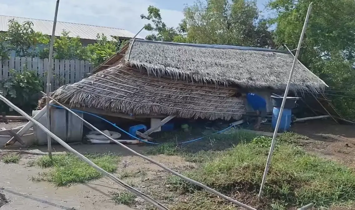 พายุพัดถล่ม ชุมชนบ้านขุนสมุทรจีน บางหลังถล่มคาตา เจ้าของบ้านต้องโดดหนีตาย